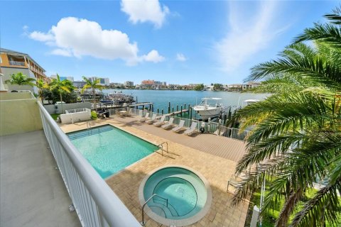 Condo in Clearwater, Florida, 3 bedrooms  № 1911788 - photo 25