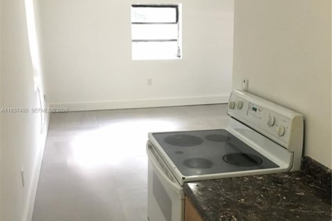 Casa en alquiler en Miami, Florida, 1 dormitorio, 43.29 m2 № 2088486 - foto 2