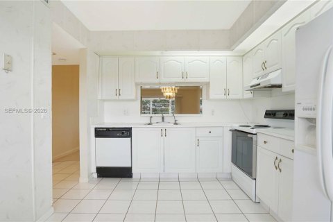 Купить кондоминиум в Пемброк-Пайнс, Флорида 2 спальни, 100.52м2, № 2031613 - фото 12