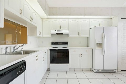 Купить кондоминиум в Пемброк-Пайнс, Флорида 2 спальни, 100.52м2, № 2031613 - фото 9