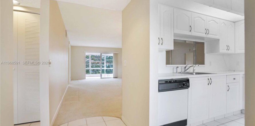 Кондоминиум с 2 спальнями в Пемброк-Пайнс, Флорида № 2031613