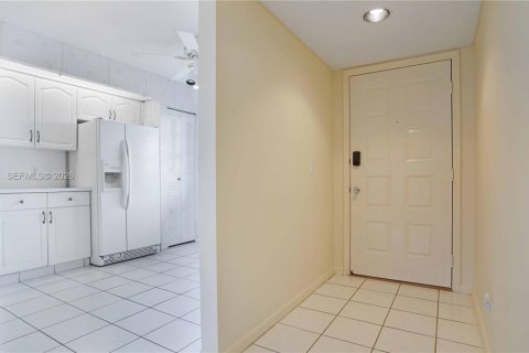 Купить кондоминиум в Пемброк-Пайнс, Флорида 2 спальни, 100.52м2, № 2031613 - фото 2