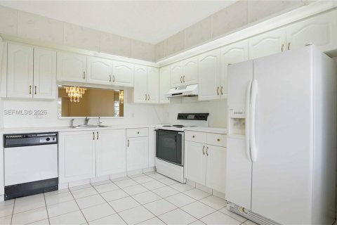 Купить кондоминиум в Пемброк-Пайнс, Флорида 2 спальни, 100.52м2, № 2031613 - фото 11
