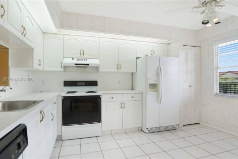 Купить кондоминиум в Пемброк-Пайнс, Флорида 2 спальни, 100.52м2, № 2031613 - фото 10