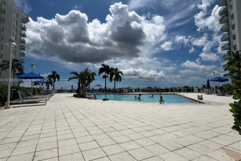 Condo in North Bay Village, Florida, 2 bedrooms  № 1925002 - photo 29