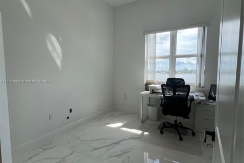 Condo in North Bay Village, Florida, 2 bedrooms  № 1925002 - photo 20