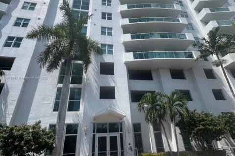 Condo in North Bay Village, Florida, 2 bedrooms  № 1925002 - photo 1