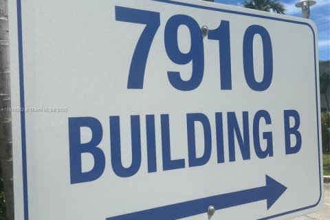 Condo in North Bay Village, Florida, 2 bedrooms  № 1925002 - photo 2