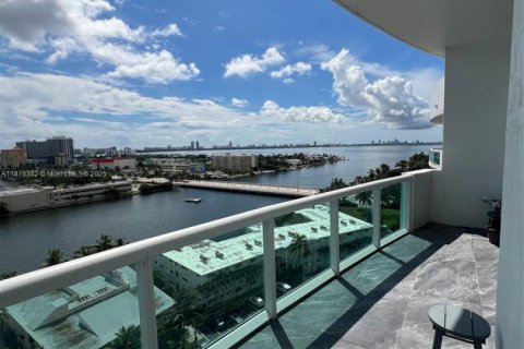 Condo in North Bay Village, Florida, 2 bedrooms  № 1925002 - photo 24