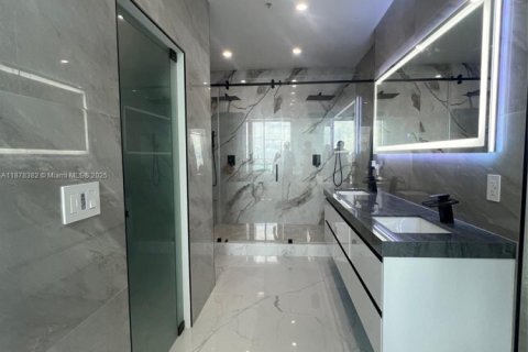 Condo in North Bay Village, Florida, 2 bedrooms  № 1925002 - photo 16