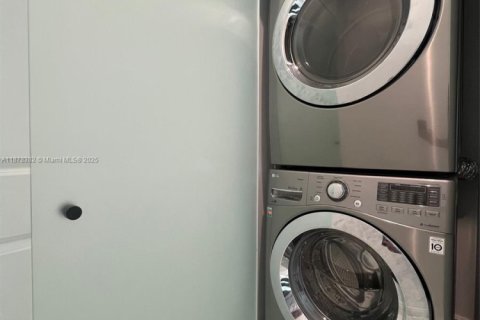 Condo in North Bay Village, Florida, 2 bedrooms  № 1925002 - photo 12