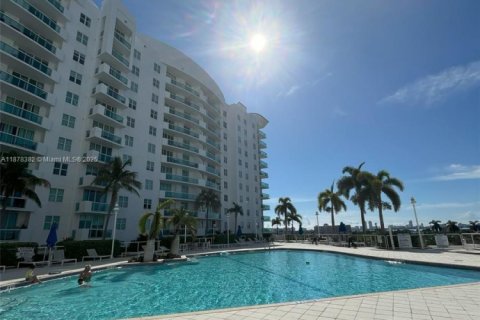 Condo in North Bay Village, Florida, 2 bedrooms  № 1925002 - photo 30