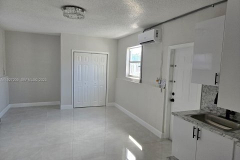 House in Hollywood, Florida 4 bedrooms, 141.4 sq.m. № 1986203 - photo 5