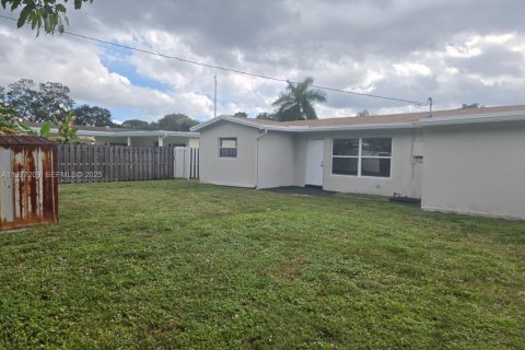 House in Hollywood, Florida 4 bedrooms, 141.4 sq.m. № 1986203 - photo 9