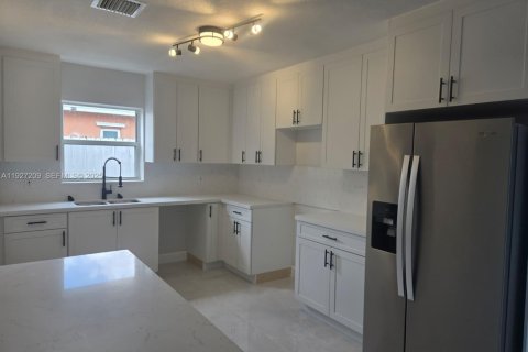 House in Hollywood, Florida 4 bedrooms, 141.4 sq.m. № 1986203 - photo 1