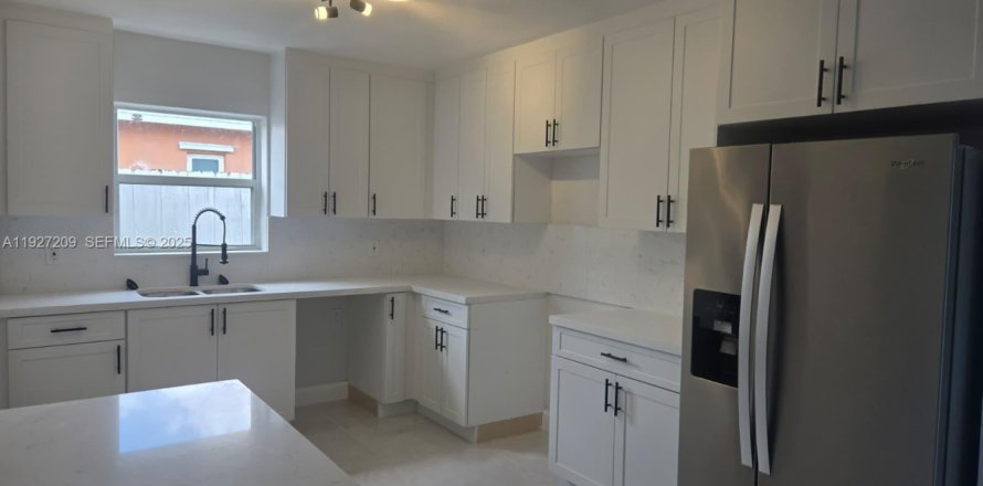 House in Hollywood, Florida 4 bedrooms, 141.4 sq.m. № 1986203