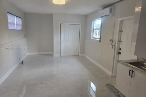 House in Hollywood, Florida 4 bedrooms, 141.4 sq.m. № 1986203 - photo 12