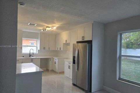 House in Hollywood, Florida 4 bedrooms, 141.4 sq.m. № 1986203 - photo 6