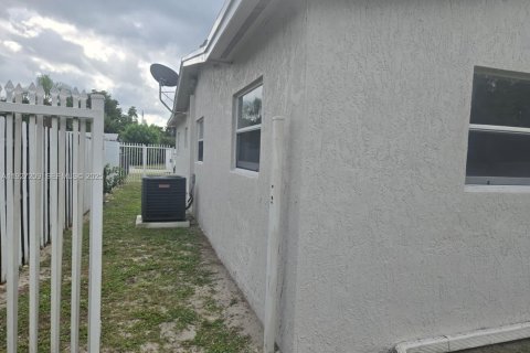 House in Hollywood, Florida 4 bedrooms, 141.4 sq.m. № 1986203 - photo 8