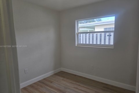 House in Hollywood, Florida 4 bedrooms, 141.4 sq.m. № 1986203 - photo 15