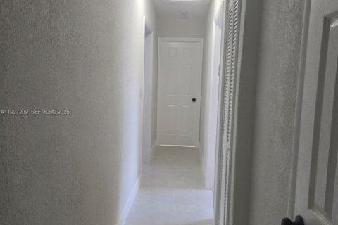 House in Hollywood, Florida 4 bedrooms, 141.4 sq.m. № 1986203 - photo 3