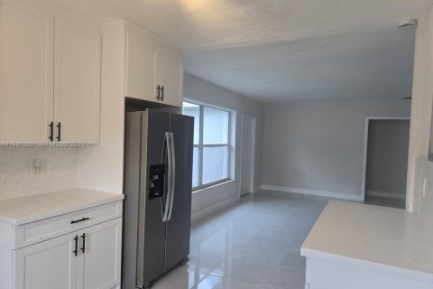 House in Hollywood, Florida 4 bedrooms, 141.4 sq.m. № 1986203 - photo 13