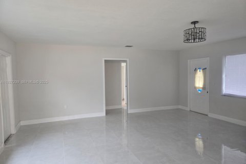 House in Hollywood, Florida 4 bedrooms, 141.4 sq.m. № 1986203 - photo 10