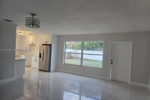 House in Hollywood, Florida 4 bedrooms, 141.4 sq.m. № 1986203 - photo 2