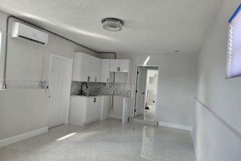 House in Hollywood, Florida 4 bedrooms, 141.4 sq.m. № 1986203 - photo 7