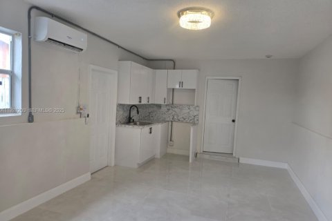 House in Hollywood, Florida 4 bedrooms, 141.4 sq.m. № 1986203 - photo 11