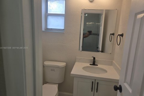 House in Hollywood, Florida 4 bedrooms, 141.4 sq.m. № 1986203 - photo 4