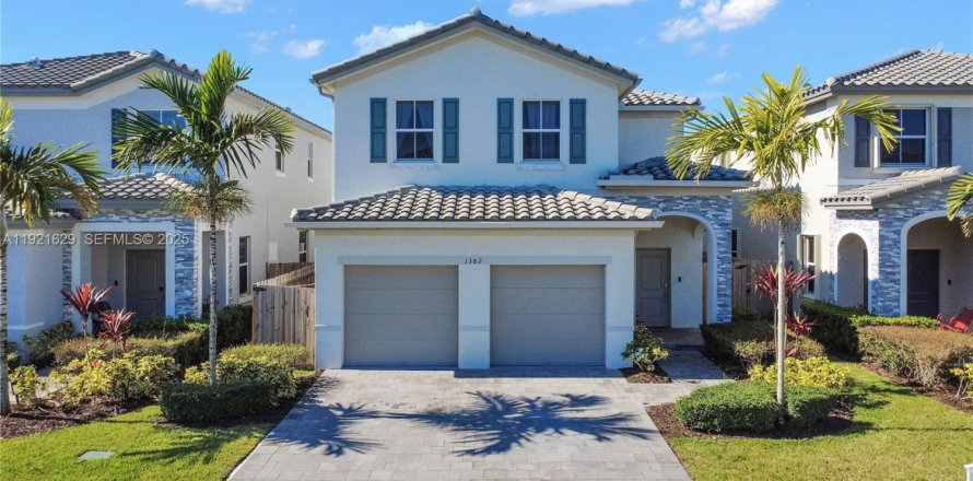 House in Homestead, Florida 5 bedrooms, 269.88 sq.m. № 2082749