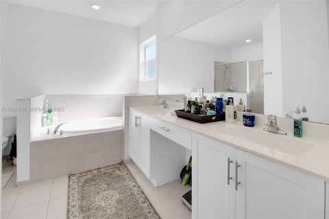 House in Homestead, Florida 5 bedrooms, 269.88 sq.m. № 2082749 - photo 10