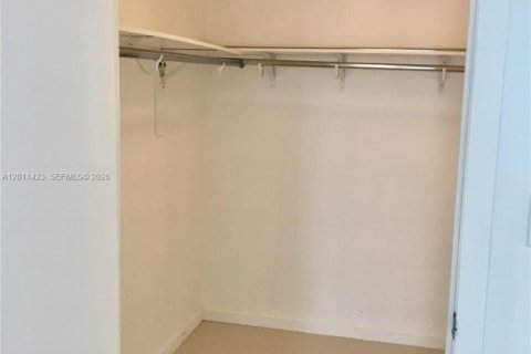 Condo in Miami, Florida, 1 bedroom  № 2075198 - photo 16