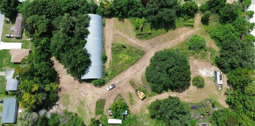 Commercial property in Auburndale, Florida № 2345397