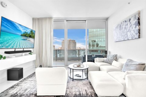 Condo in Miami, Florida, 2 bedrooms  № 1707552 - photo 2