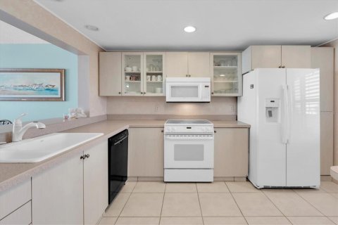 Copropriété à louer à Madeira Beach, Floride: 2 chambres, 113.81 m2 № 2212929 - photo 8