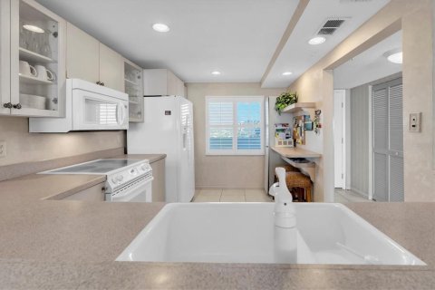Copropriété à louer à Madeira Beach, Floride: 2 chambres, 113.81 m2 № 2212929 - photo 7