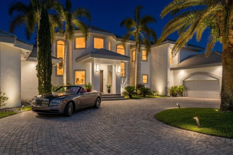 House in Wellington, Florida 5 bedrooms, 707.54 sq.m. № 2082010 - photo 4