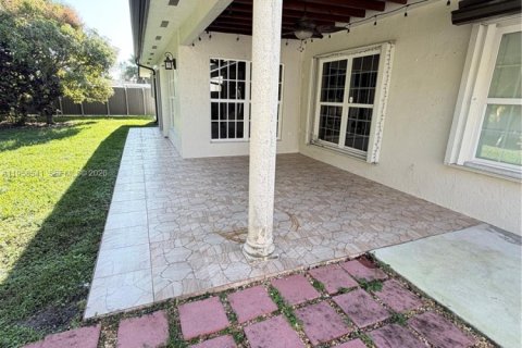 Villa ou maison à vendre à Miami, Floride: 3 chambres, 174.1 m2 № 2020824 - photo 2