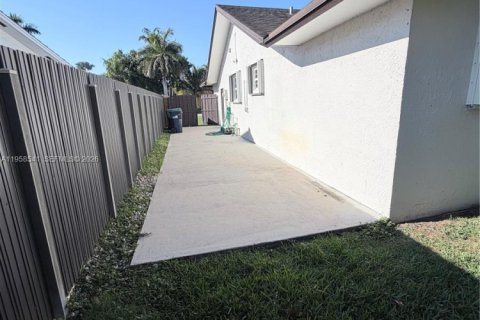 Villa ou maison à vendre à Miami, Floride: 3 chambres, 174.1 m2 № 2020824 - photo 3