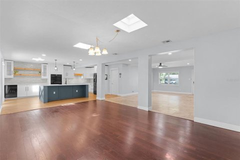 House in Belle Isle, Florida 3 bedrooms, 159.51 sq.m. № 1819284 - photo 12