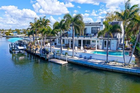 House in Bradenton, Florida 5 bedrooms, 290.04 sq.m. № 2310931