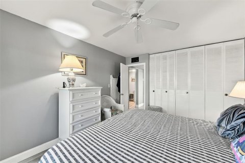 Condo in Sun City Center, Florida, 2 bedrooms № 2383386 - photo 12
