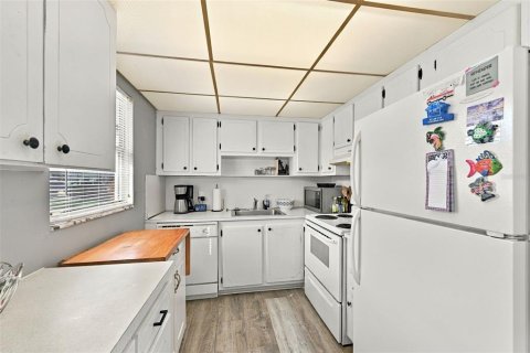 Condo in Sun City Center, Florida, 2 bedrooms № 2383386 - photo 27