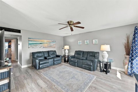 Condo in Sun City Center, Florida, 2 bedrooms № 2383386 - photo 22