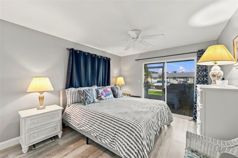Condo in Sun City Center, Florida, 2 bedrooms № 2383386 - photo 9