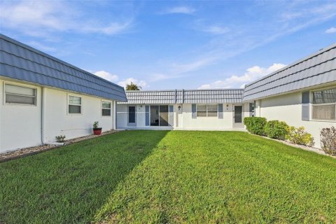 Condo in Sun City Center, Florida, 2 bedrooms № 2383386 - photo 5