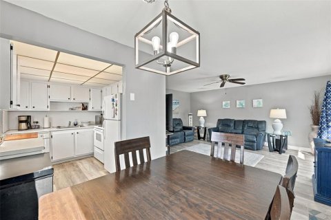 Condo in Sun City Center, Florida, 2 bedrooms № 2383386 - photo 25