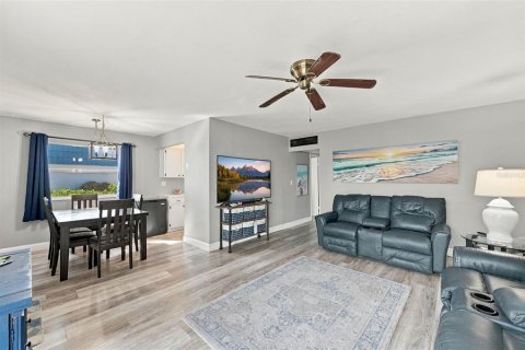 Condo in Sun City Center, Florida, 2 bedrooms № 2383386 - photo 23
